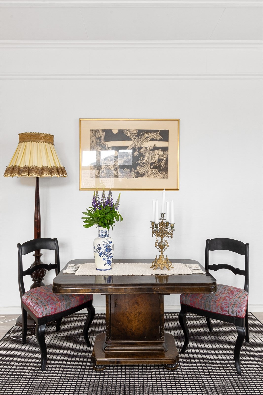 Stuen har grå og lysmalte vegger, laminat på gulvet og hvitmalt tak. Galleribilde