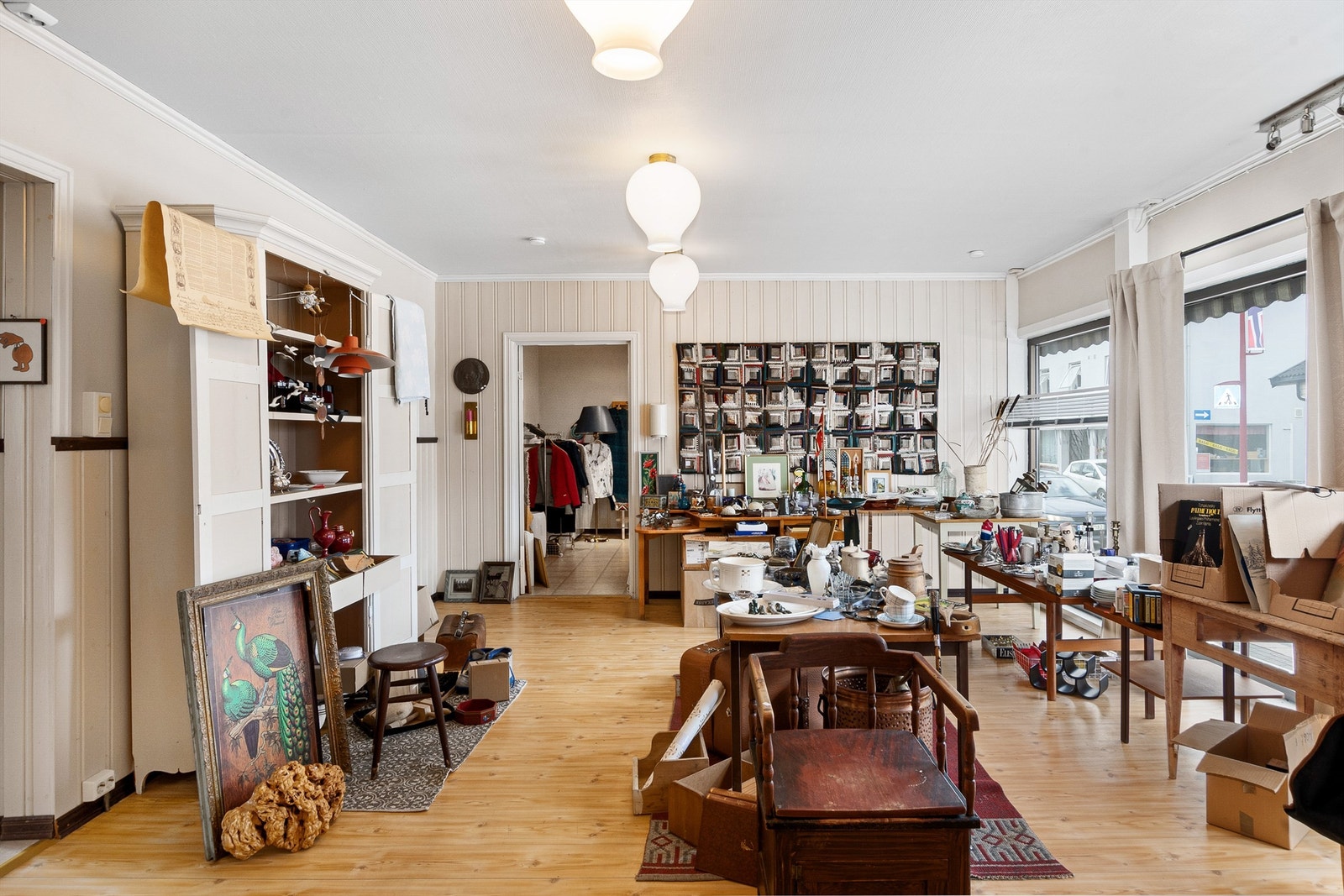 Butikk to har også adkomst fra den lyse entréen med belegg på gulvet. Rommet har kremfarget malt panel på veggene og lyst gulv. Galleribilde