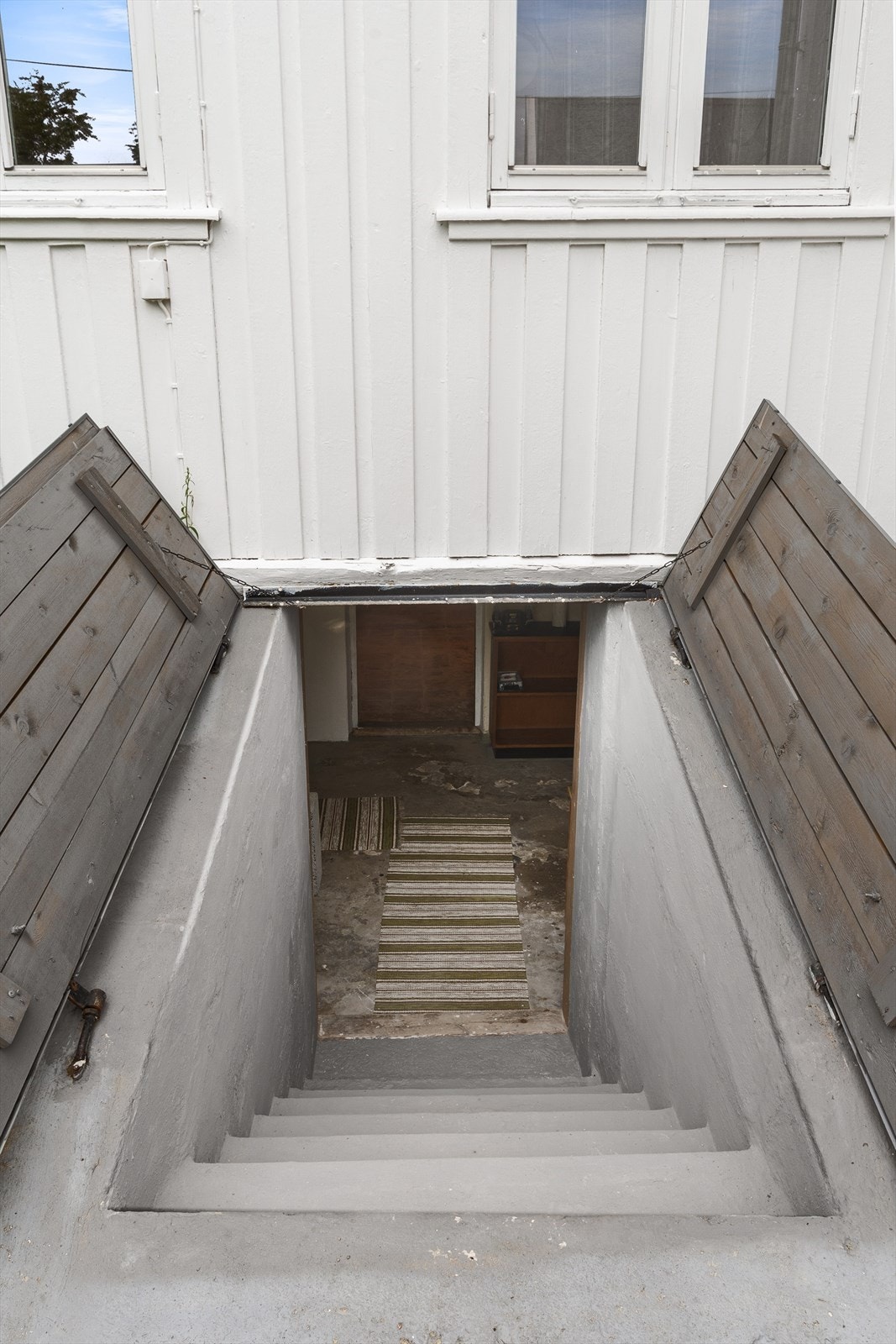 Kjellertrapp med kjellerlemmer. Galleribilde