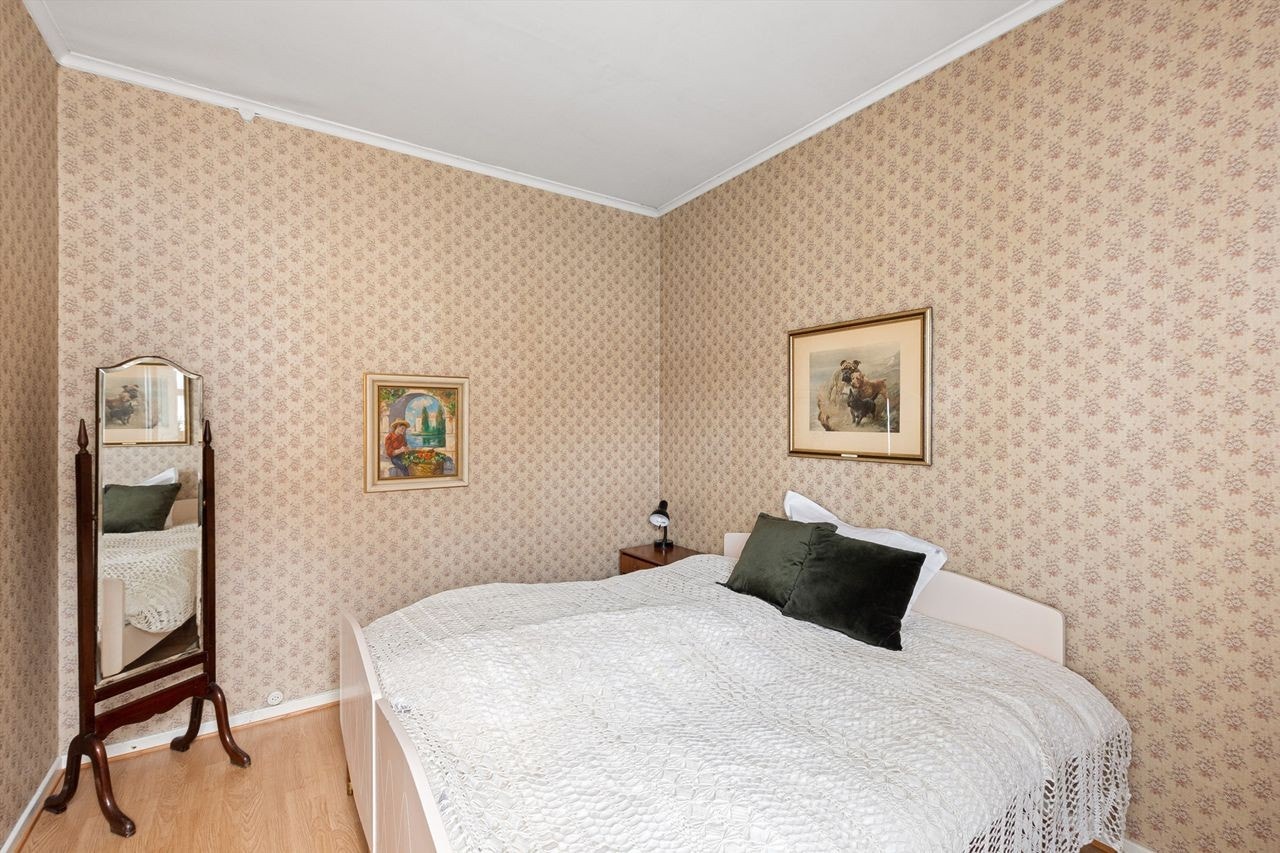 Rommet er innredet med plassbygd garderobeskap og vegghengt servant rett innenfor døren, og god plass til å etablere dobbeltseng og nattbord. Galleribilde