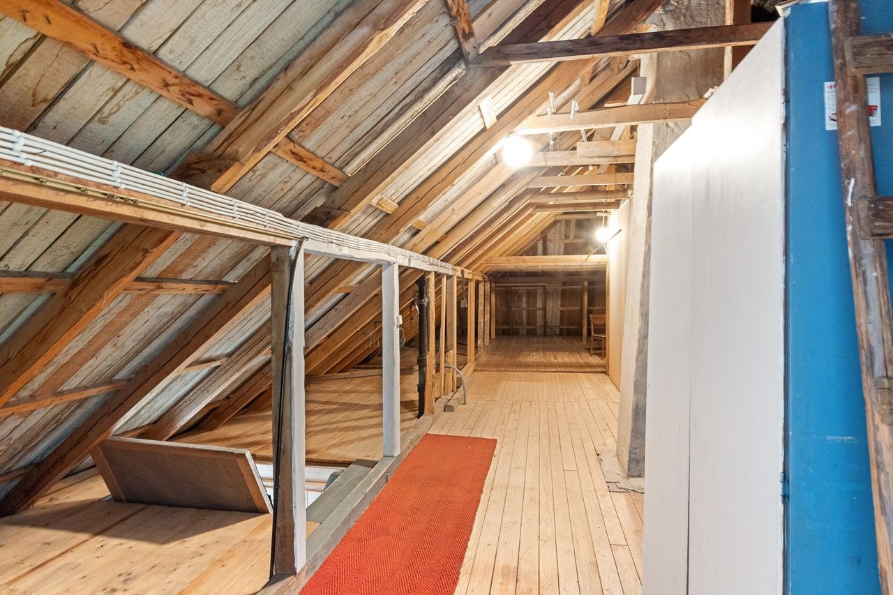 Rommet kan fint benyttes til lagring. Den andre gangen/delen av loftet med åpent treverk i skråhimling og tregulv. Rommet er romslig og kan benyttes som lagerrom. Galleribilde