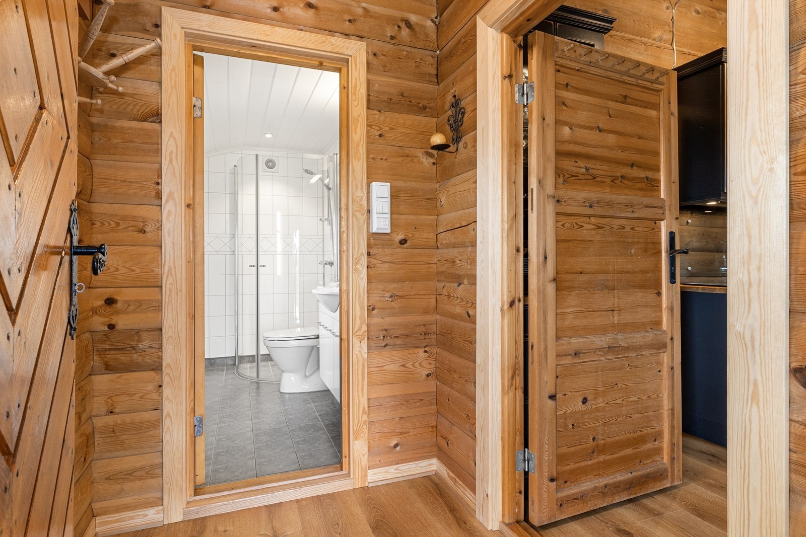 Velkommen inn! Gangen deler av baderom i front, fra øvrige soverom, oppholdsrom og kjøkken til høyre. Galleribilde