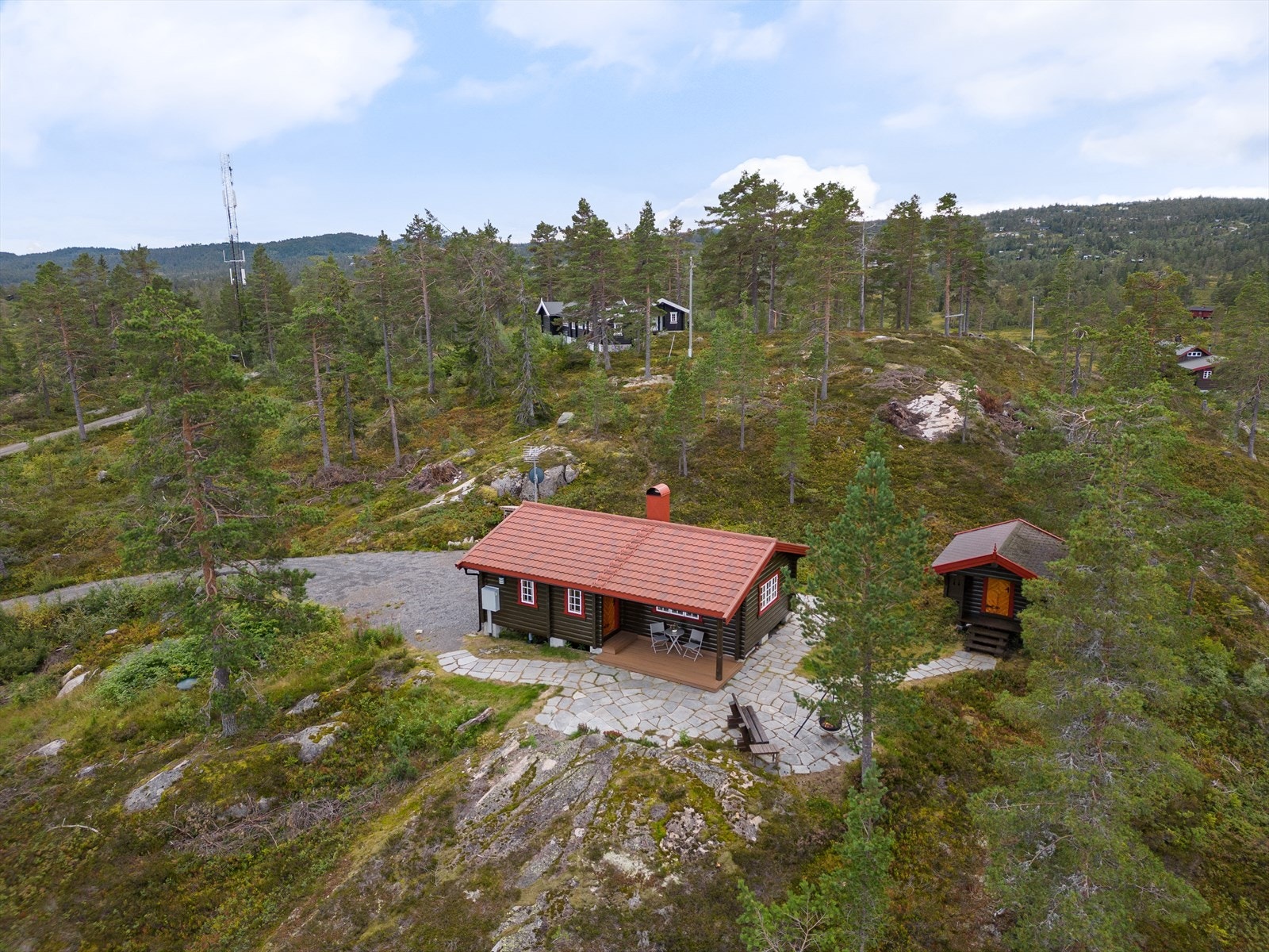 Usjenert, med god avstand mellom nabotomtene. Galleribilde