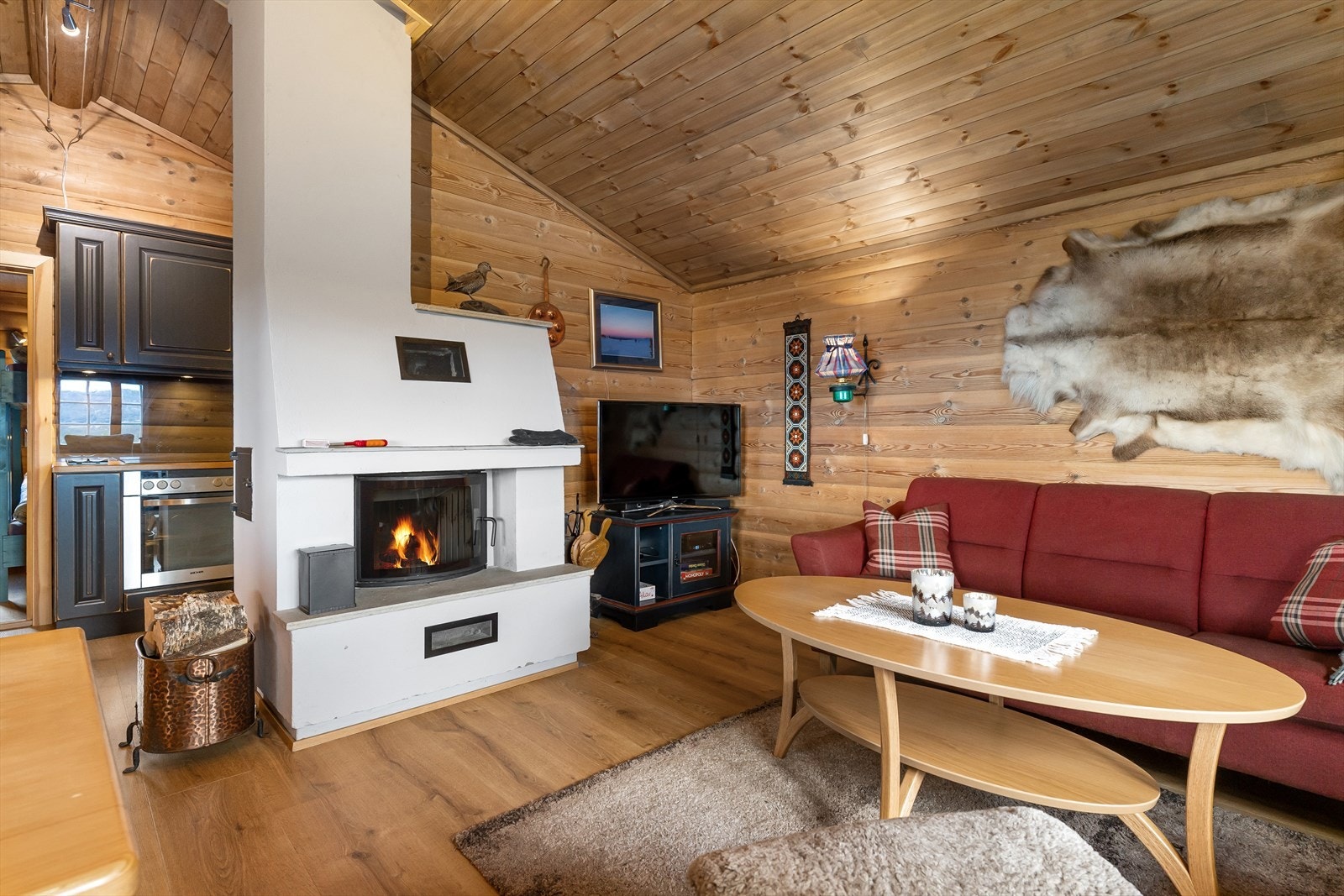 Stuen har en nymoderne og rentbrennende peisinnsats, skiftet ny i 2021. Det er også lagt laminatgulv i alle rom i hytta, med folievarme i stuedelen. Galleribilde