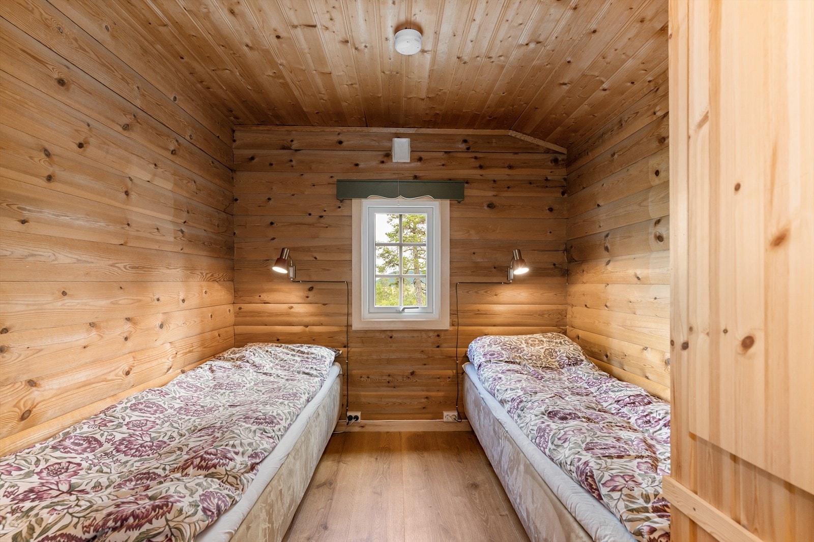 Soverom 1. Garderobeskap til høyre. Galleribilde