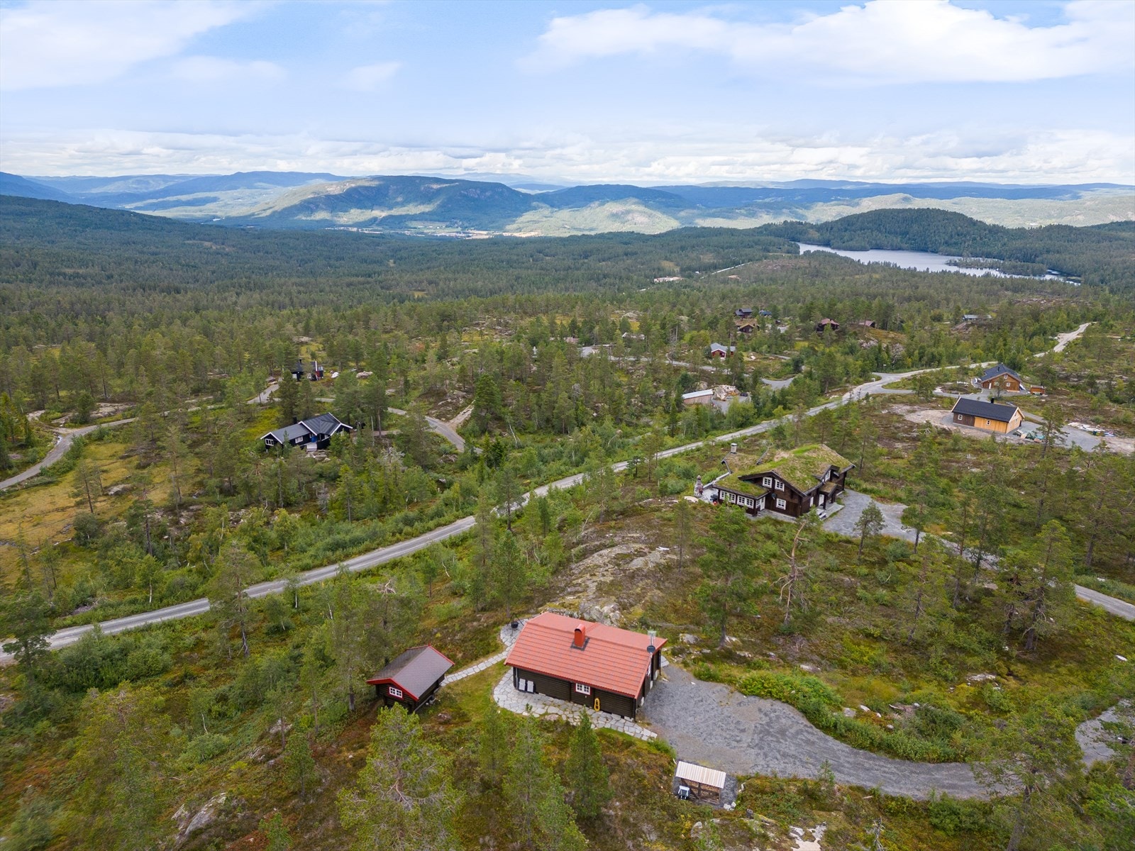 Med eiet tomt, panoramautsikt, og lang solgang, skiller eiendommen seg ut beliggenhetsmessig fra mye annet på Blefjell. Galleribilde