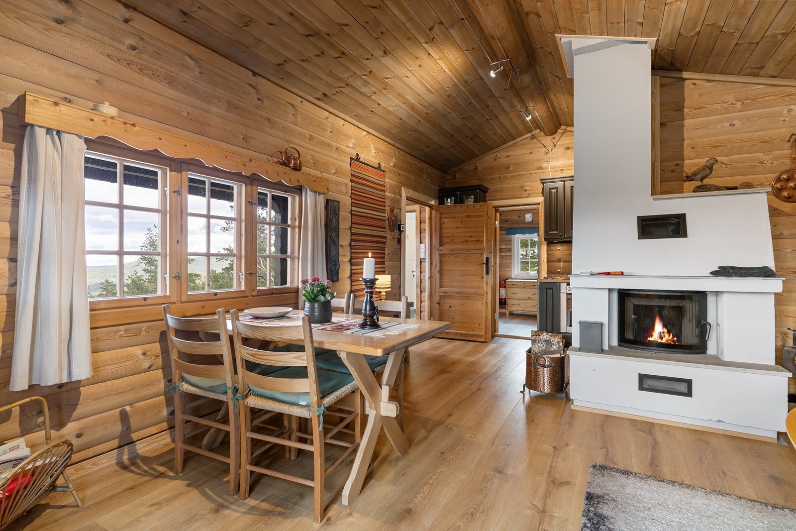 Ved vindusposten har man plass til spisestue med flott utsikt over store deler av dalen. Galleribilde