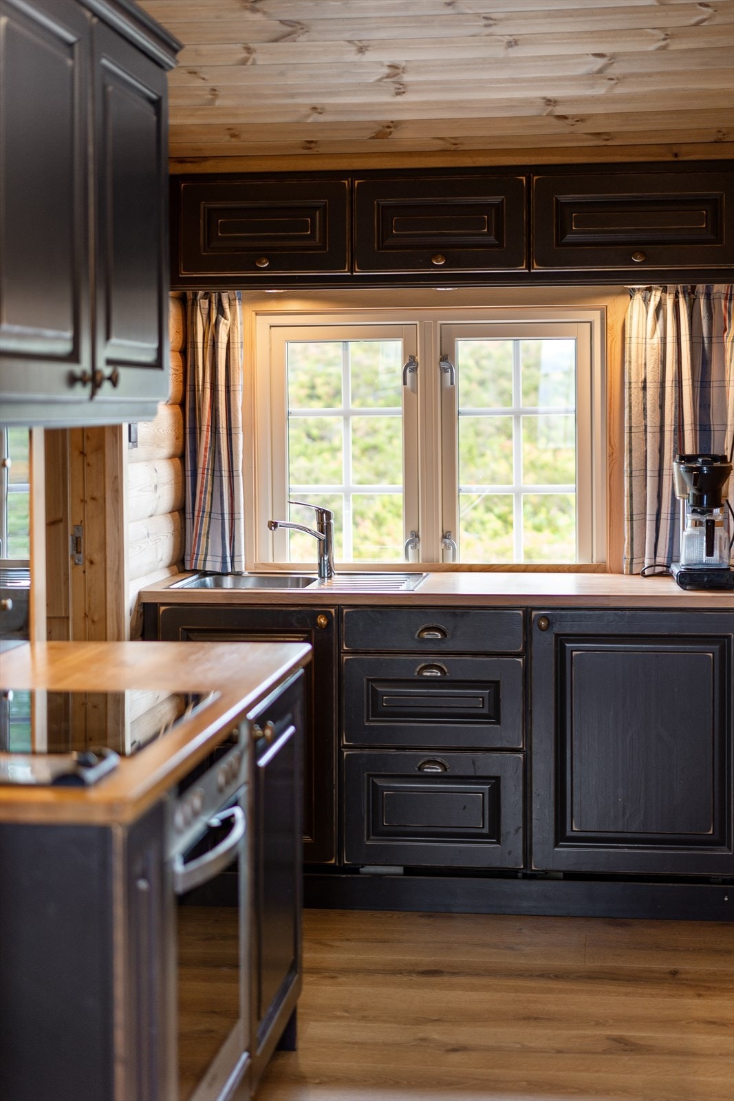 En hyggelig vinduspost, som også kan fungere som serveringsluke ut til gjestene. Nytt vindu er også montert. Galleribilde