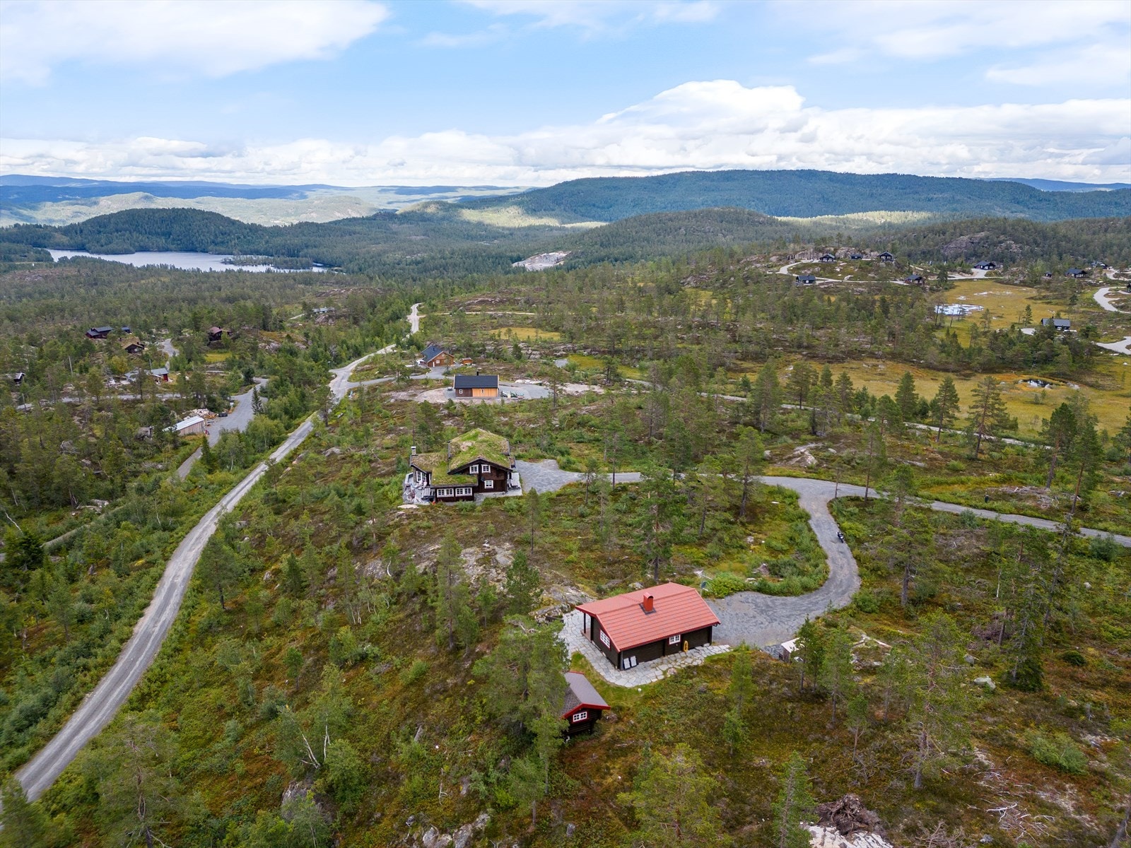 Her har man fullstandard, med vann og avløp, strøm, og helårs bilvei helt frem til hyttedøra. Galleribilde