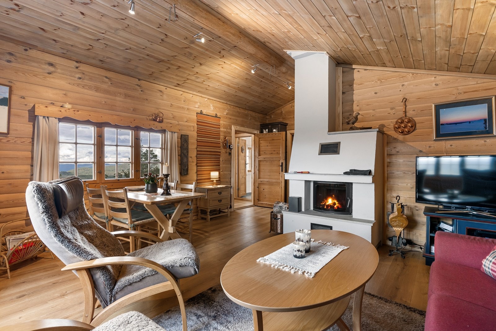 Møblert i dag med tv- og sofakrok, med åpen løsning mot der spisestuen er plassert. Galleribilde