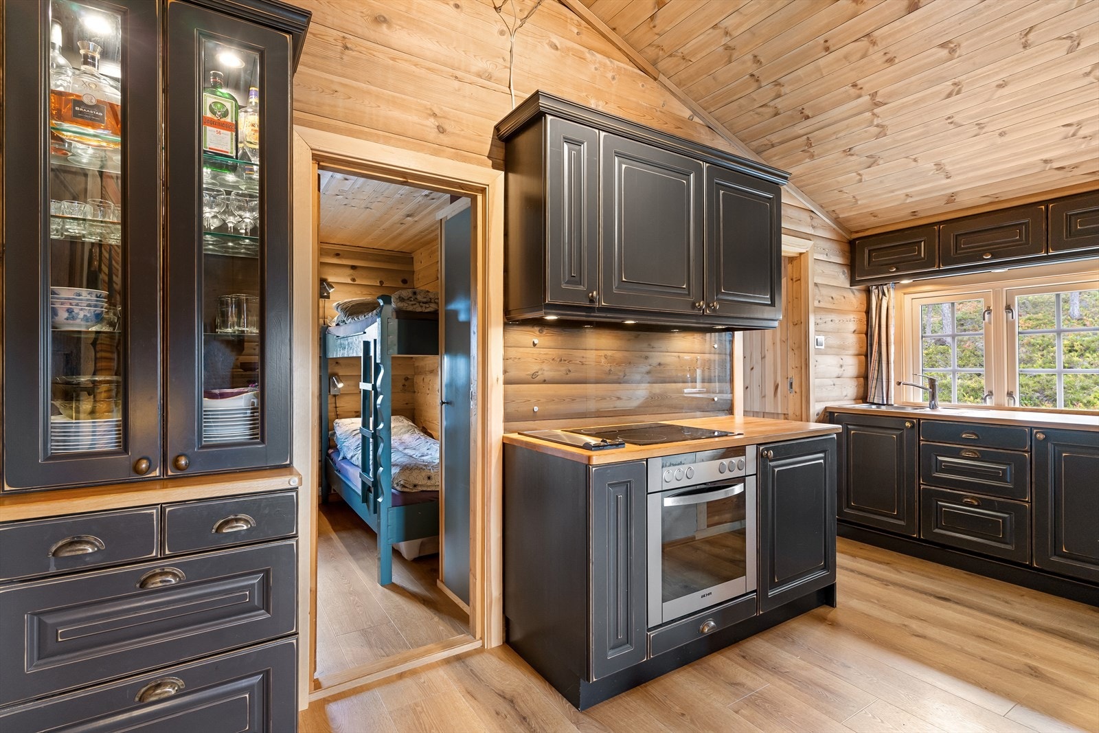 Videre inn i hytta har man oppholdsrom med kjøkken, stue, og 2 soverom. Galleribilde