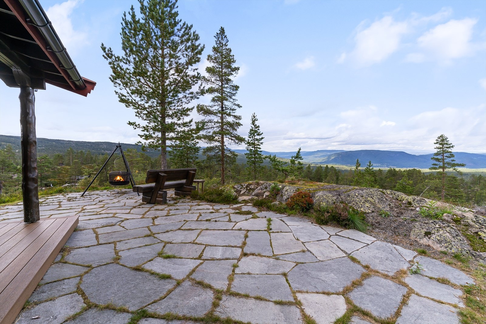 Eiendommen har påkostet uteområdet med flotte skiferplattinger, og god boltreplass til å kunne snu seg etter sol og skygge. Galleribilde