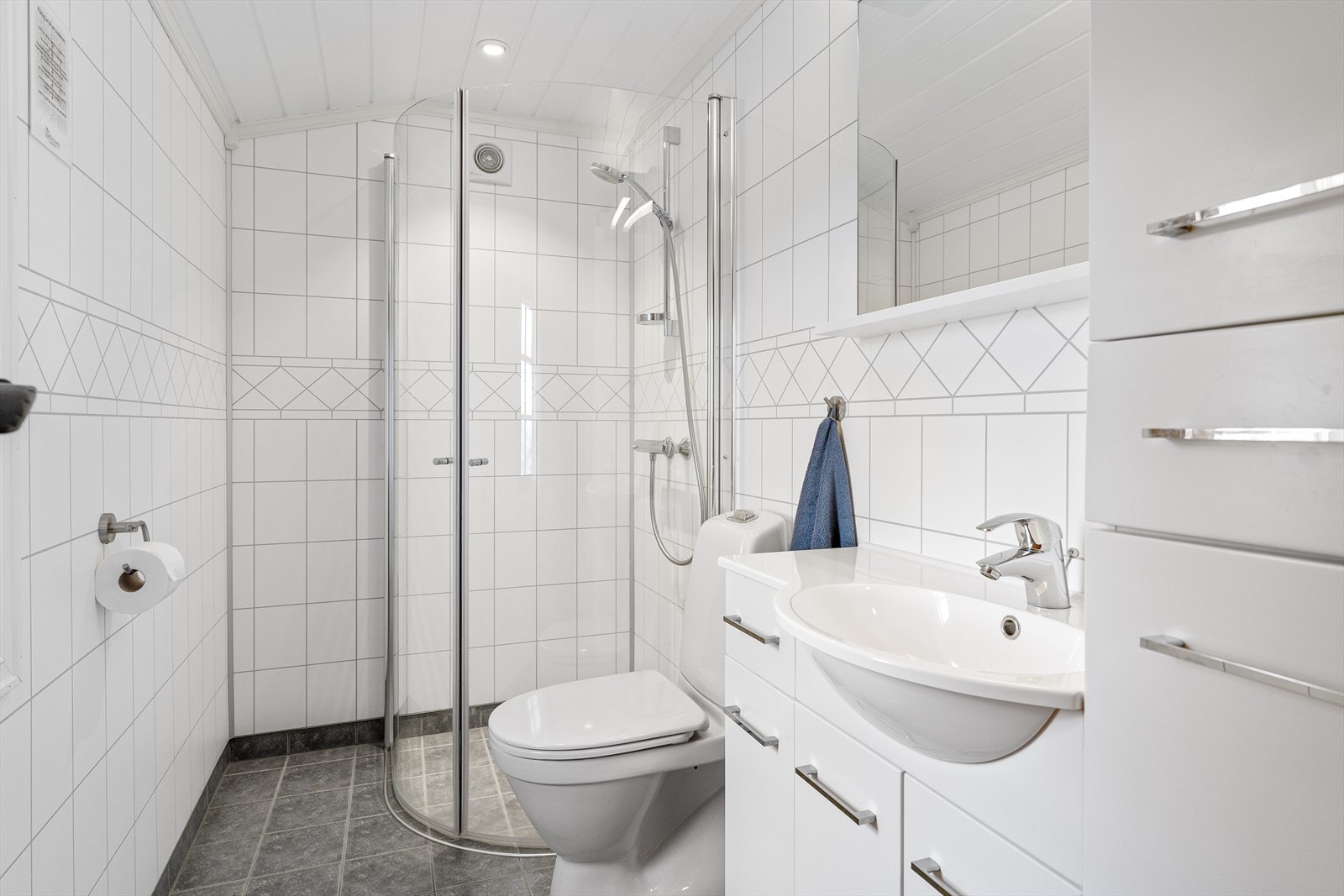 Badet er bygget som et moderne våtrom fra tilbake til 2015, da hytta fikk vann og avløp innlagt. Her har man bad med membran, fliser og varmekabler i gulvet. Lyst og moderne. Galleribilde