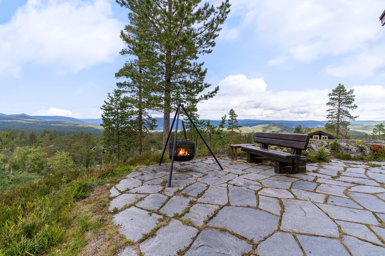 Plass til flere utvendige sittegrupper, og en helt sjelden utsikt til Blefjell å være. Galleribilde