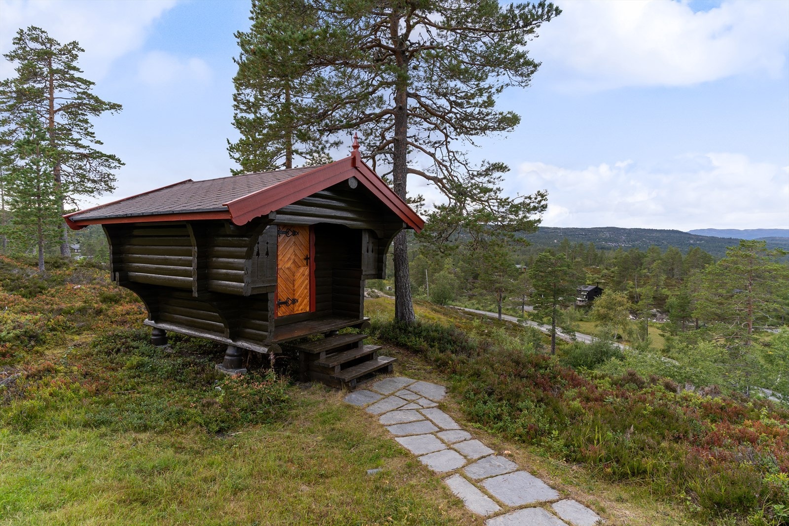 Det er også satt opp et stabbur som er fra 1977, i samme stil som hytta, som i dag benyttes som et lagringsrom for sportsartikler, ved, verktøy mv. Galleribilde