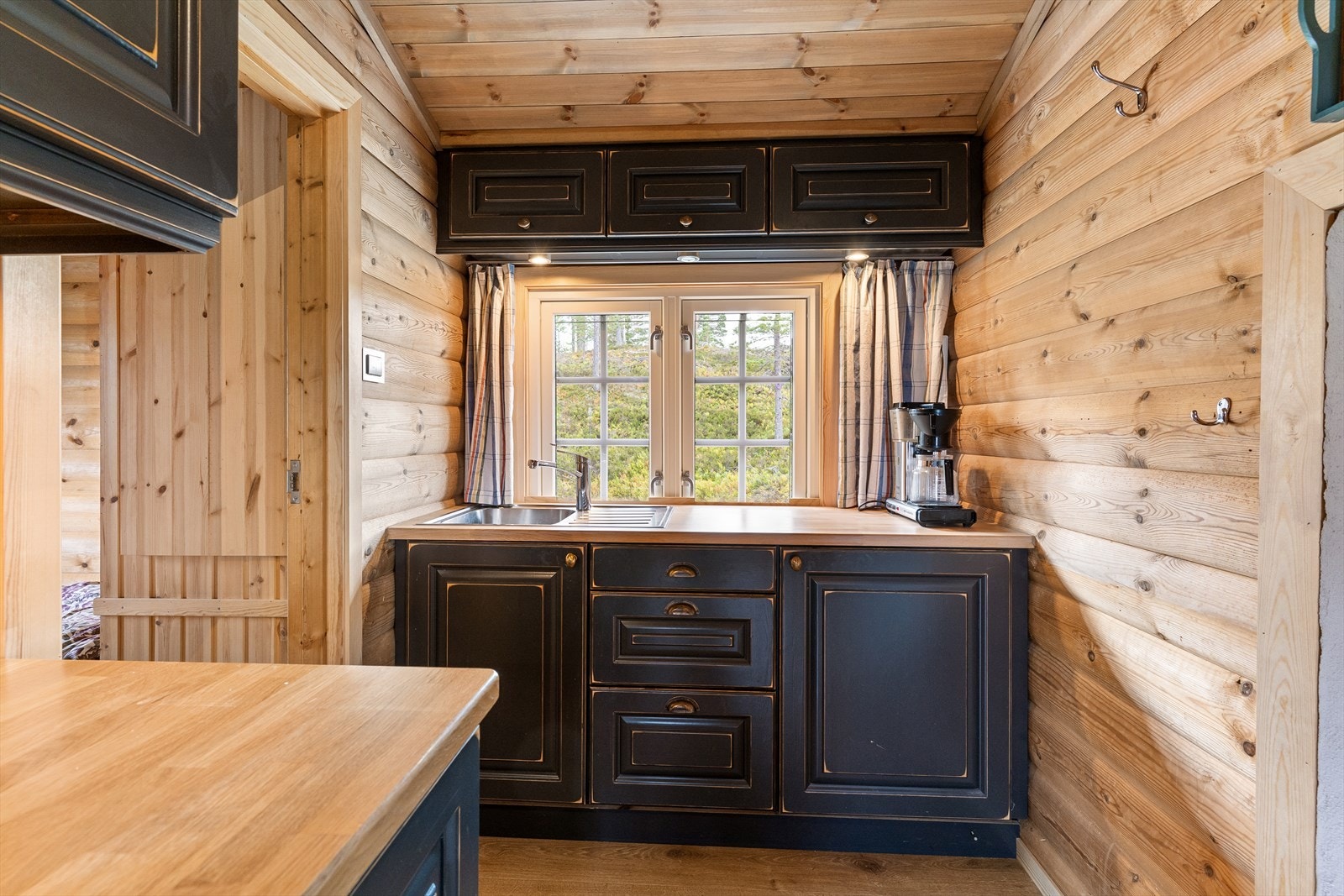 Over vindusposten har man integrert spotbelysning, med en vaskekum til venstre for mer benkeplass. Galleribilde