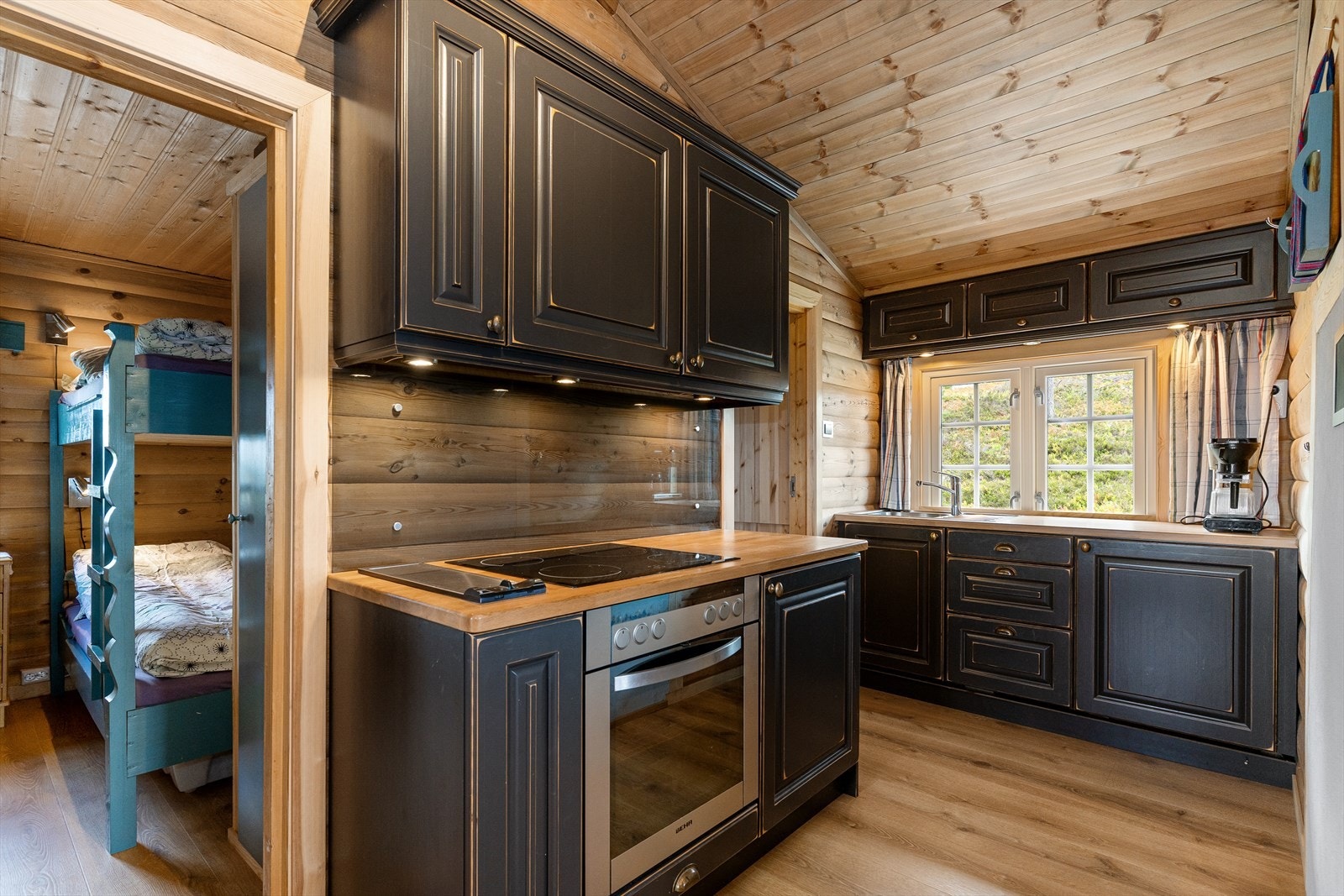 Kjøkkenet er et solid heltrekjøkken fra 2010, oppgradert med nedfelt platetopp og integrert stekeovn. Også ventilatoren er nedfelt i benkeplaten med egen ''pop-up''-funksjon, til venstre for koketoppen. Bakveggen har en pen glassplate. Galleribilde