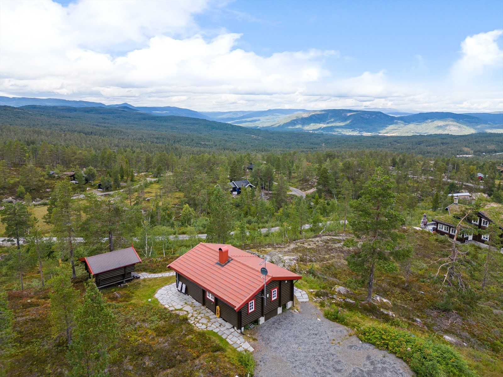 Eiendommen har en sjelden beliggenhet, helt på pynten av terrenget på en liten åskolle på Tonmyra, Søndre Blefjell. Galleribilde