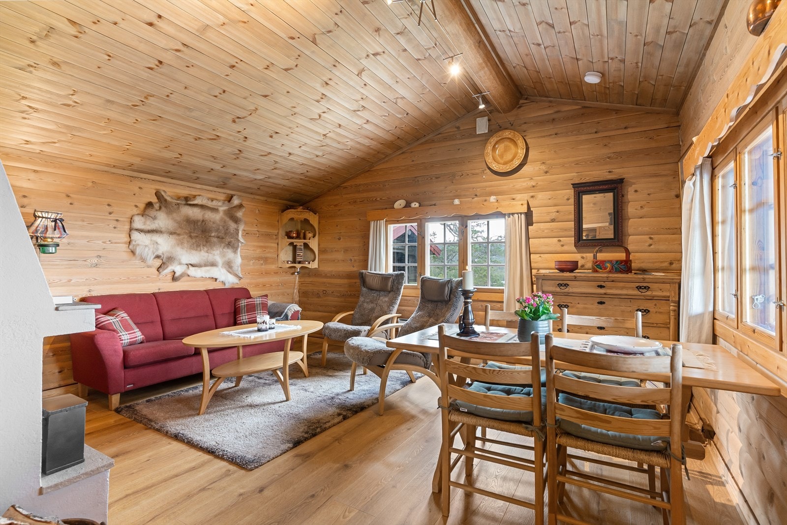 Nyere innvendig himling, med god og lun belysning med dimmerfunksjon. Galleribilde