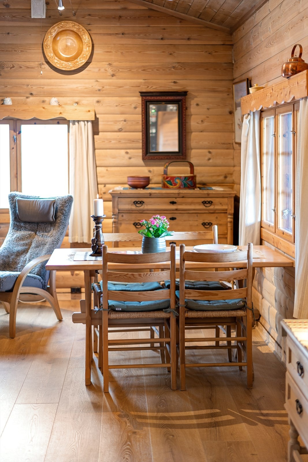 Lys og trivelig med gjennomgående planløsning med lys inn fra 3 sider. Galleribilde