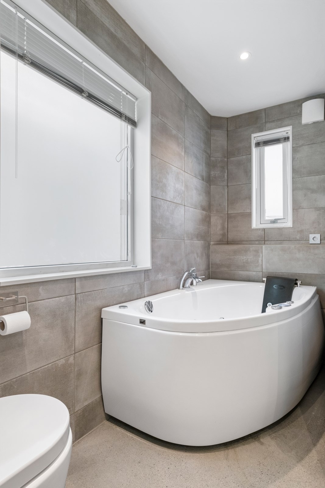 Badekaret er prikken over i-en på dette flotte badet. Her er også elektrisk tørkestativ og god oppbevaringsplass. Galleribilde