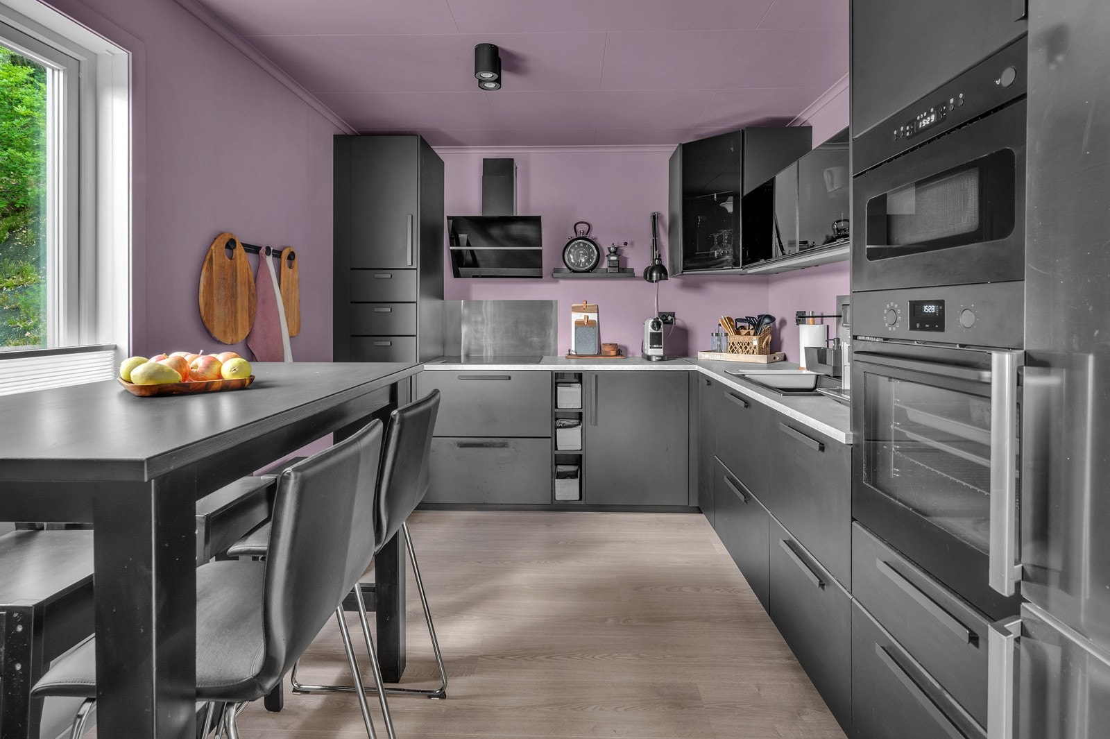 Pen kjøkkeninnredning med god benk- og skapplass Galleribilde