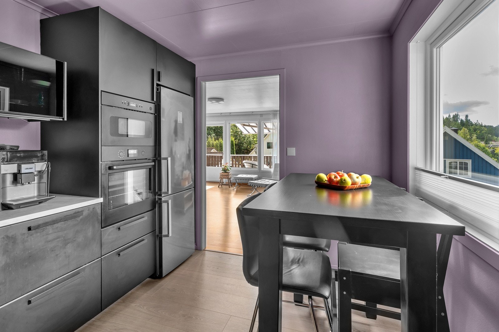 På kjøkkenet er det plass til et mindre spisebord Galleribilde