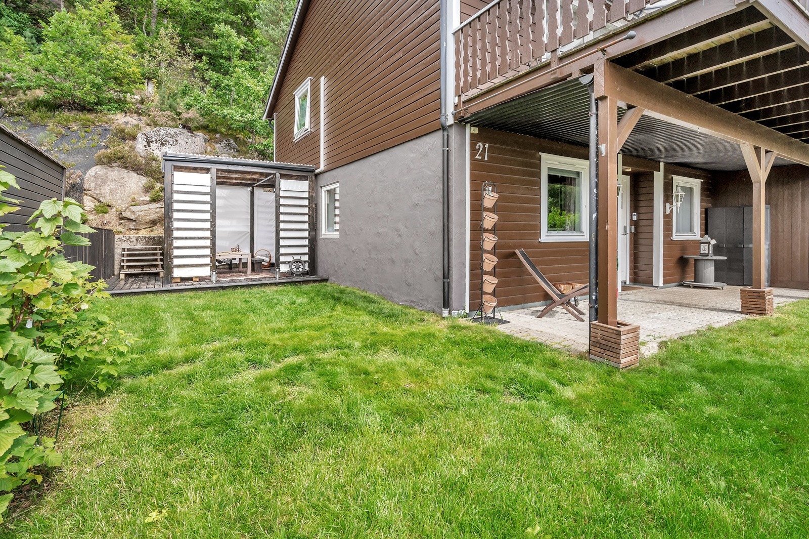 I hagen er det en koselig pergola fra 2021 Galleribilde