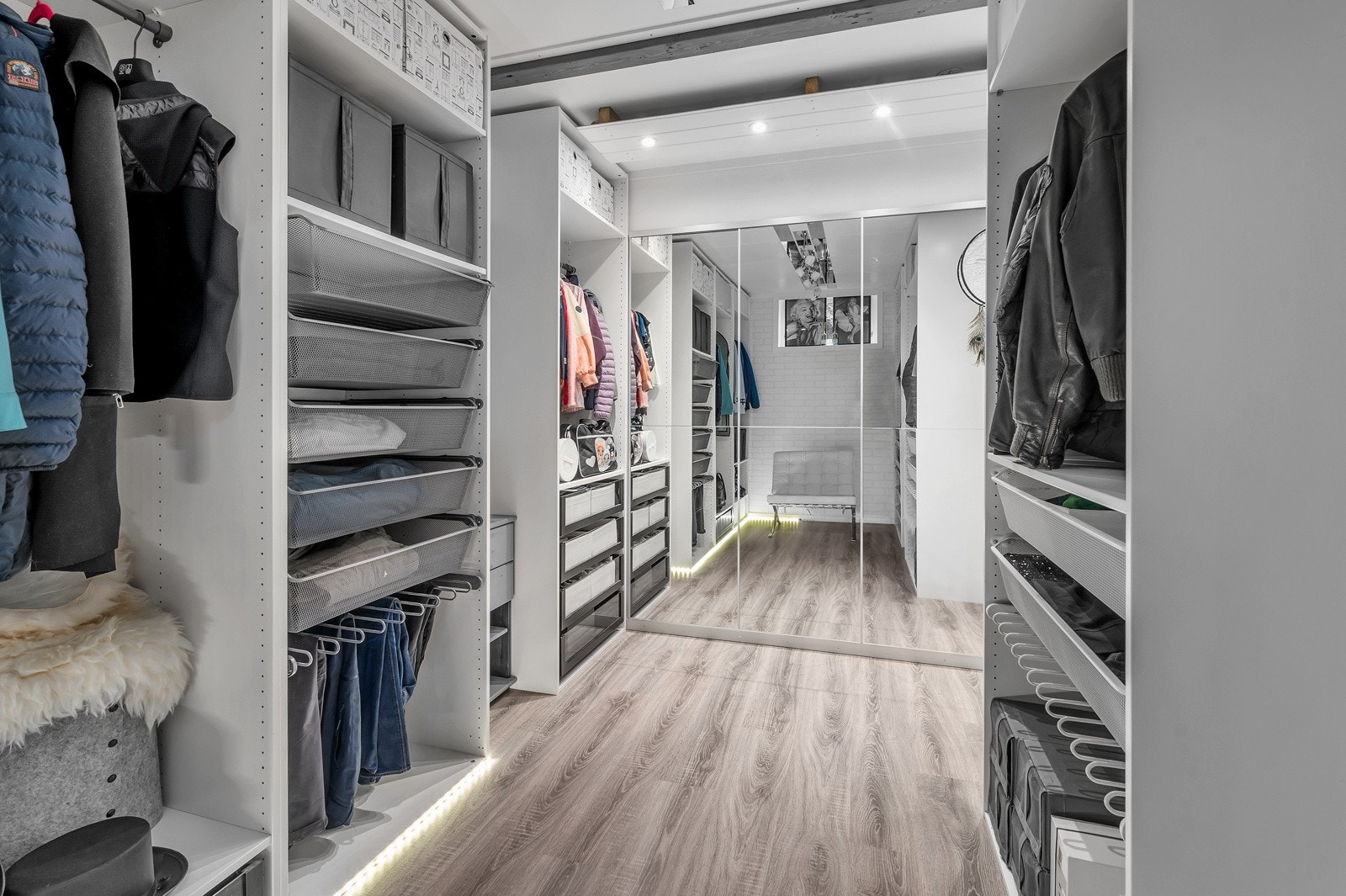 Stort walk-in closet Galleribilde