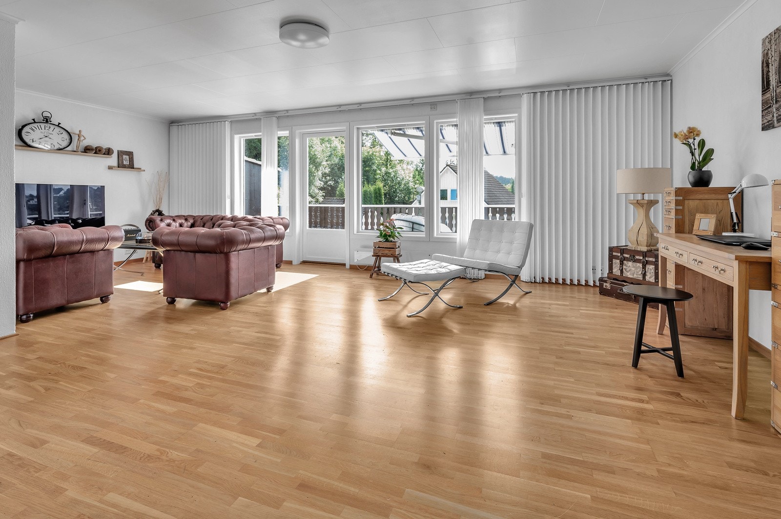 Lys og romslig stue med plass til både spisebord og sofagruppe Galleribilde