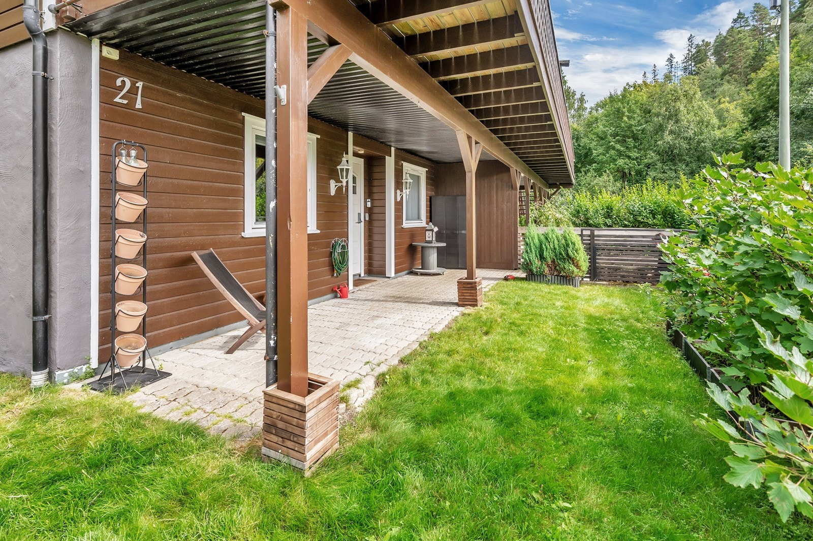 Pent oppbarbeidet hage med gode solforhold Galleribilde