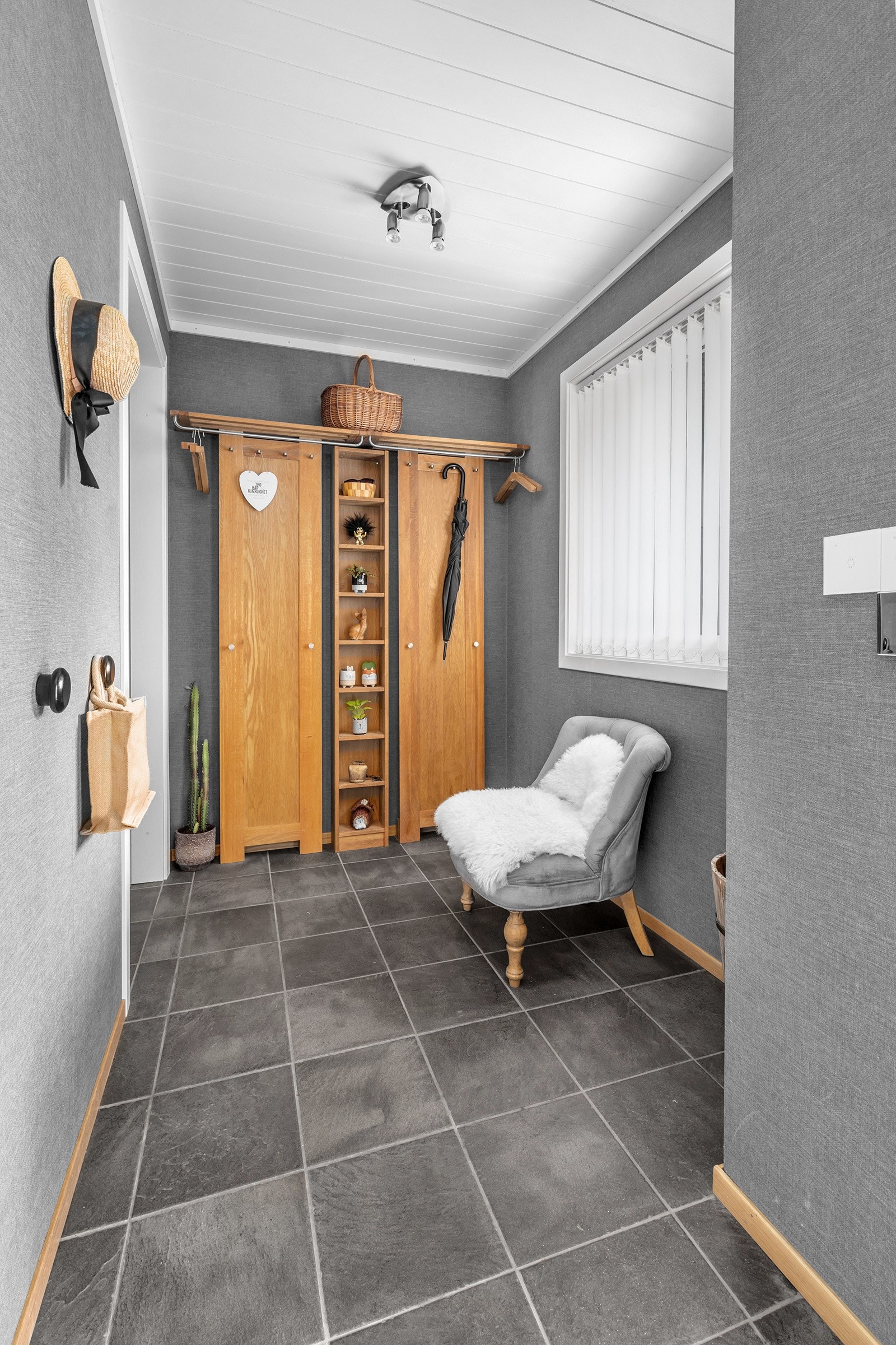 Innbydende entrè med god plass til oppbevaring av ytterklær Galleribilde