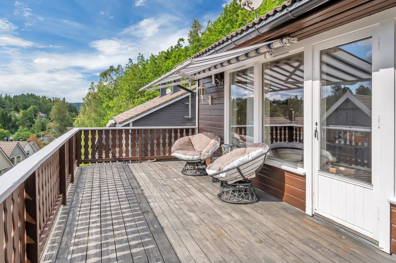 Stor og solrik terrasse med god plass til utemøbler Galleribilde
