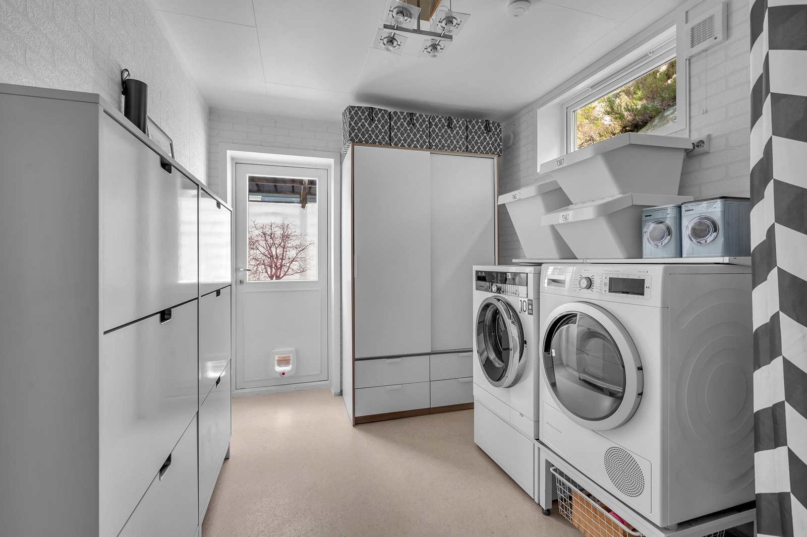 Eget vaskerom med direkte utgang til hage Galleribilde