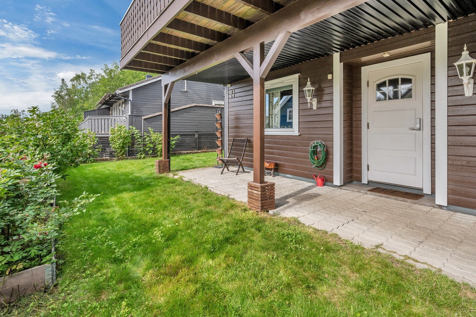 I hagen finner vi blant annet rips, solbær- og bringebærbusk Galleribilde