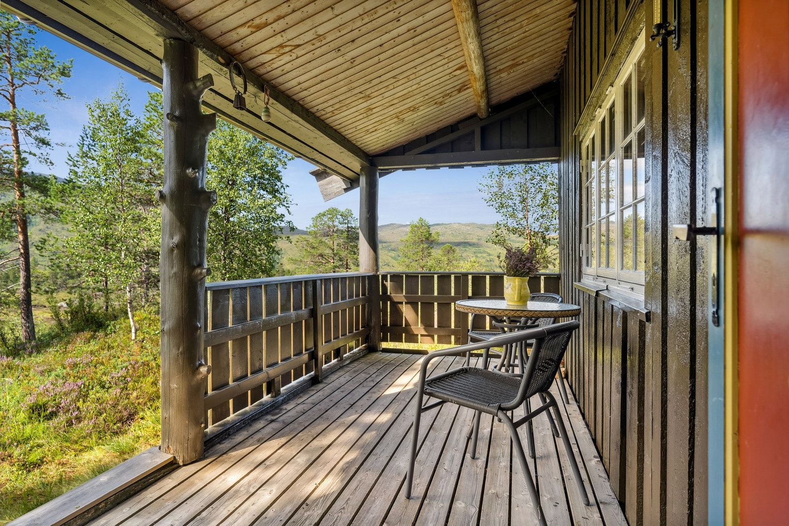 Overbygd og lun veranda - meget gode solforhold. Galleribilde