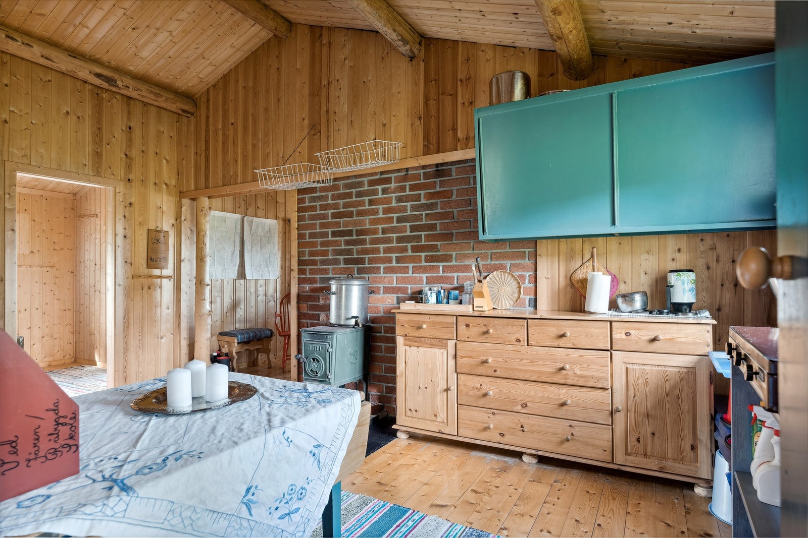 Enkelt kjøkken. Her er det også vedfyring. Galleribilde