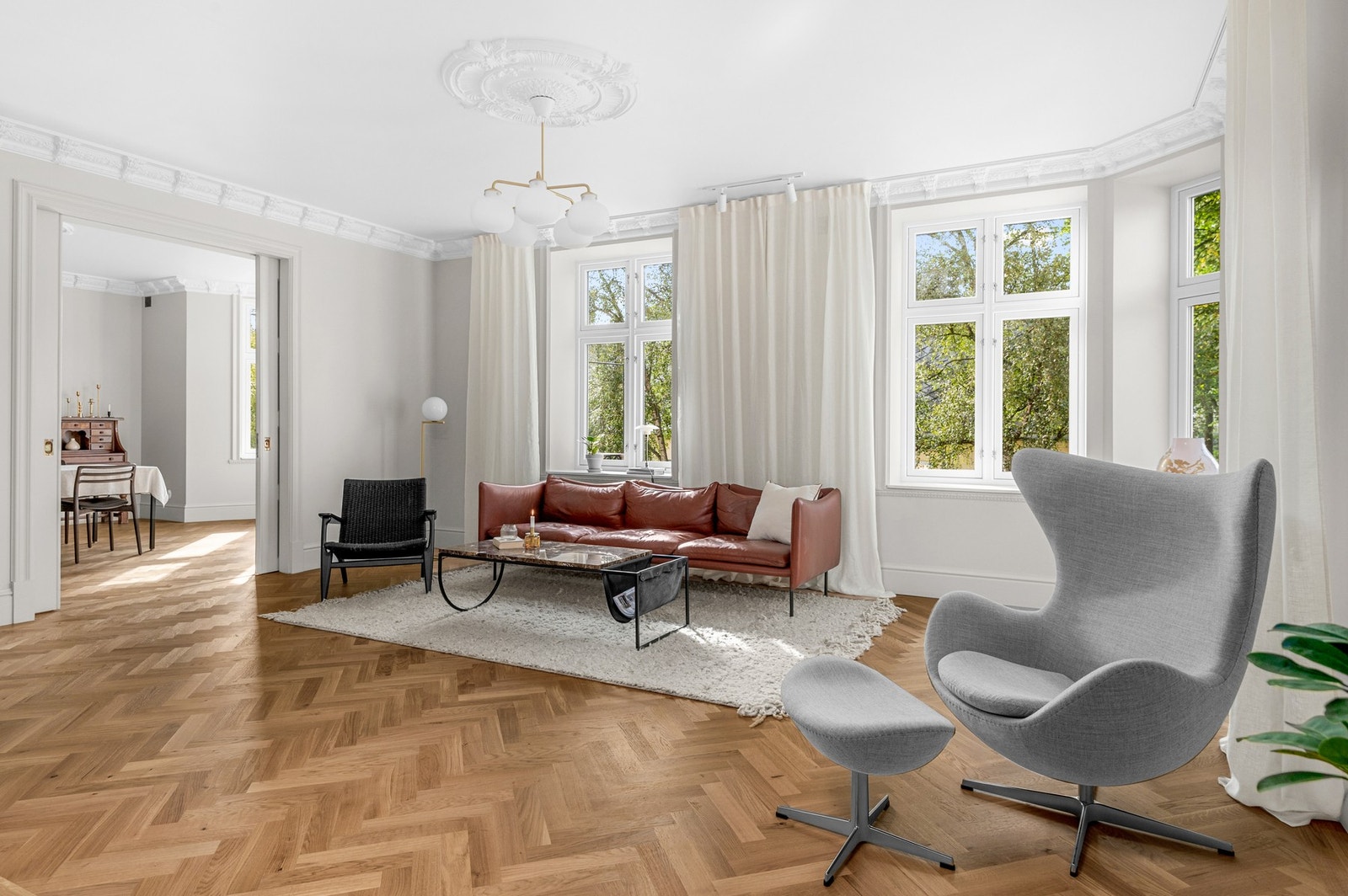 Hjørnebeliggenhet og store vindusflater gir rommene rikelig med dagslys. Alle vinduene er nye med 3-lags isolerglass. Galleribilde
