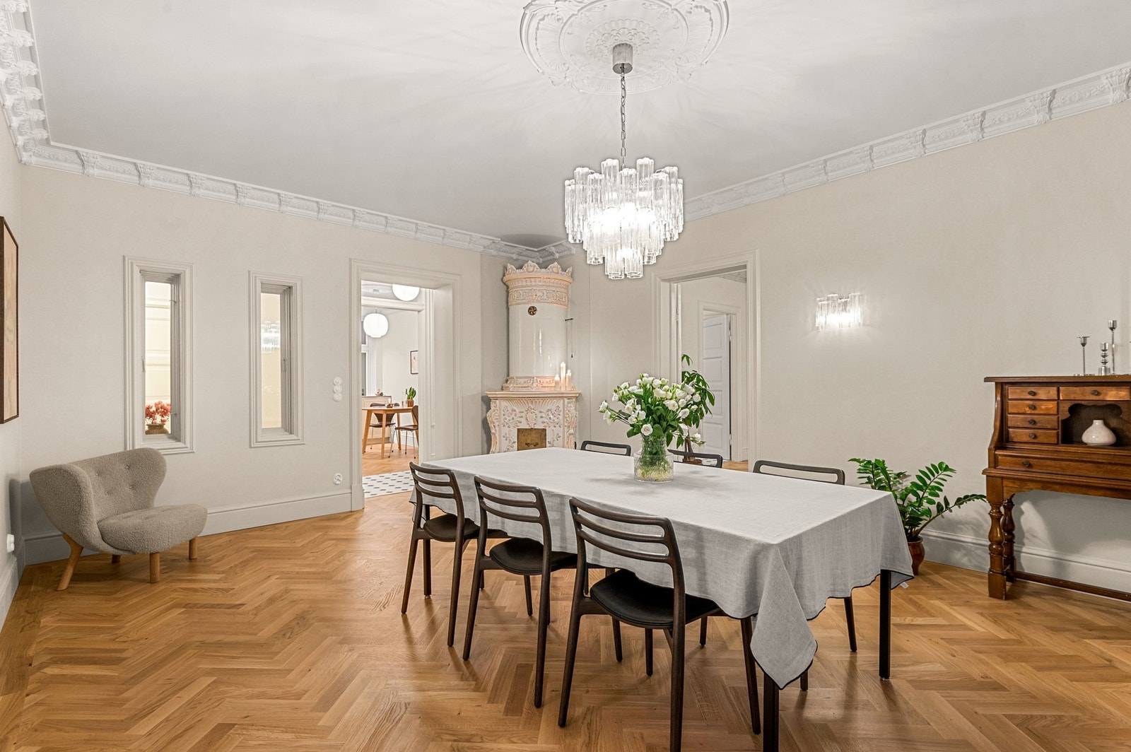 DNoen av de gamle vinduene er benyttet for å skape gjennomlys fra mellomgangen og inn i spisestuen. Galleribilde