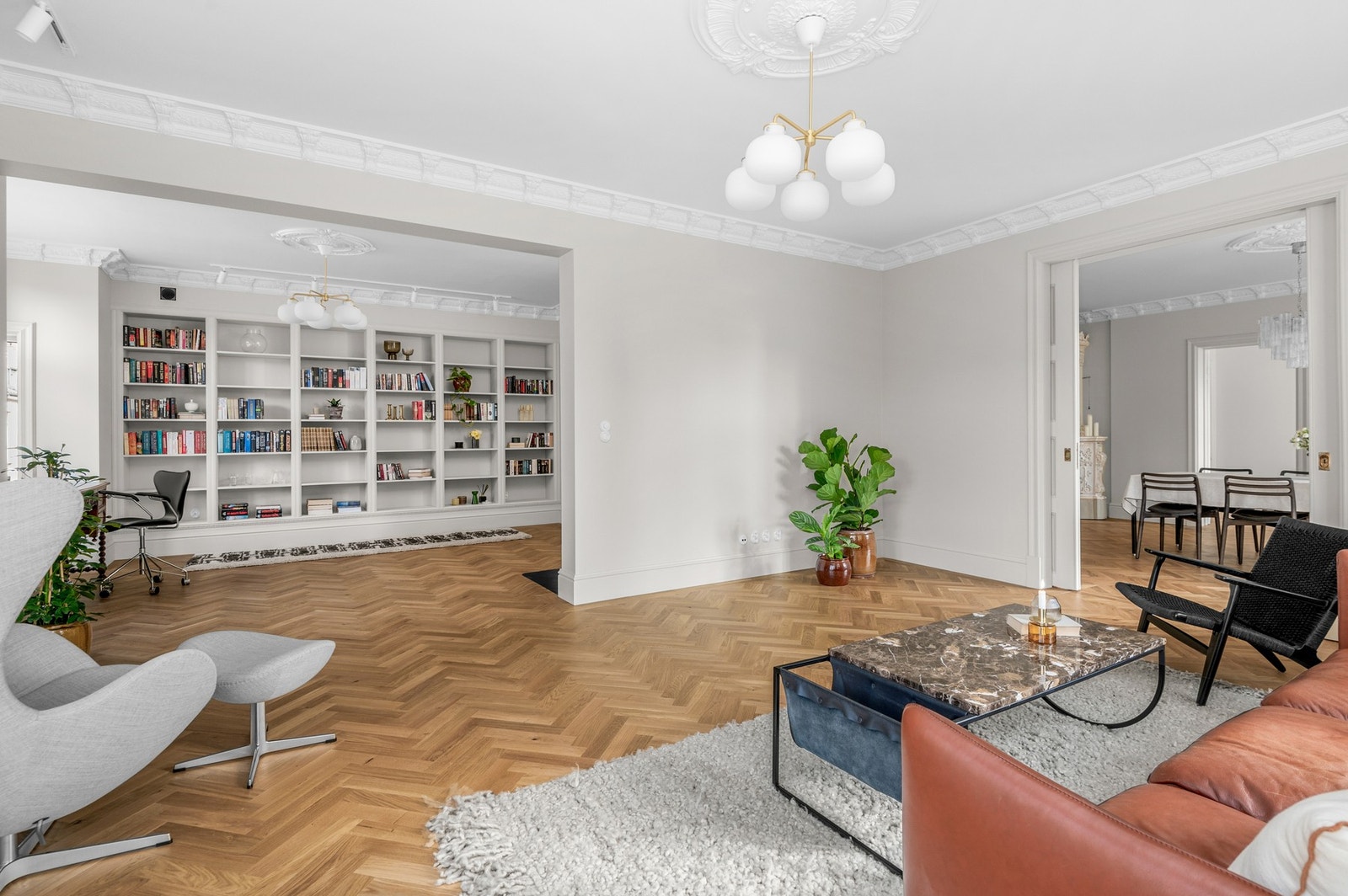 Åpne løsninger gir en praktfull romfølelse. Spisestuen kan skilles av med skyvedører. Galleribilde