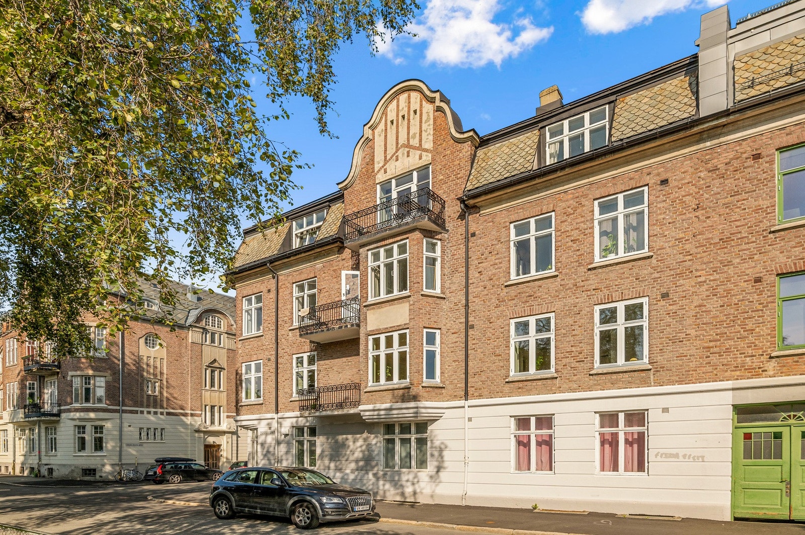 Gården er i klassisk jugendstil og oppført i 1914. Leiligheten ligger i andre etasje. Galleribilde