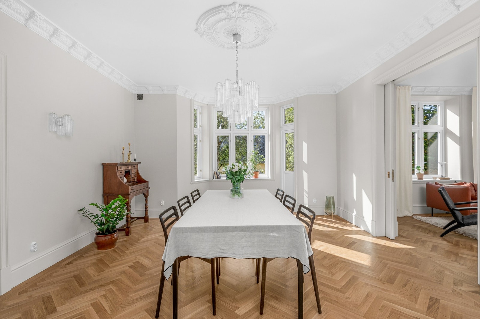 Spisestuen kan åpnes videre inn mot dagligstuen, men har likevel rikelig plass til større middagsselskap med mange gjester. Galleribilde