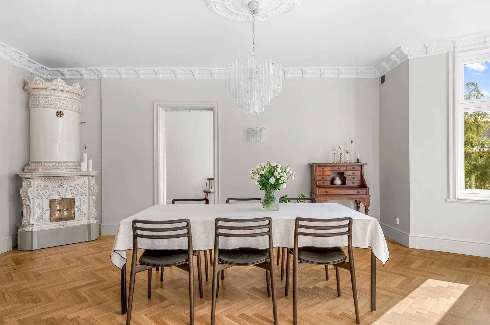 Spisestuen er prydet med en nydelig svensk vintage kakkelovn. Galleribilde
