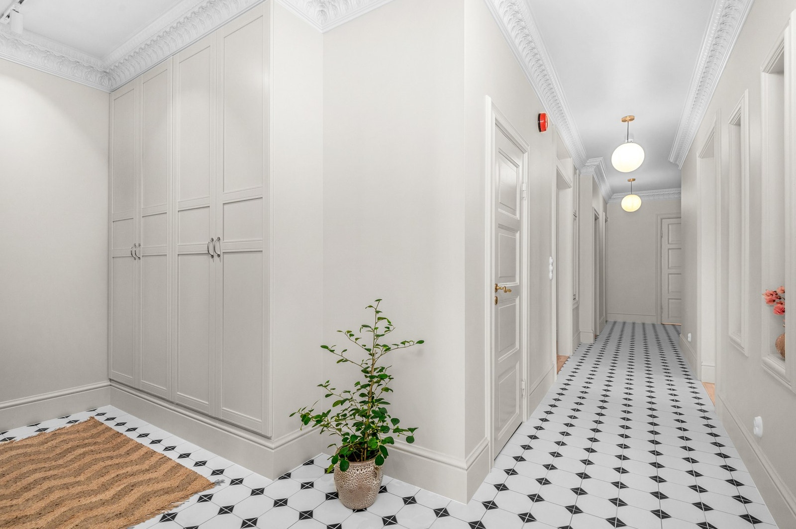 Entréen har plassbygde garderobeløsninger og en flott åpen løsning mot gangen videre innover leiligheten. Galleribilde