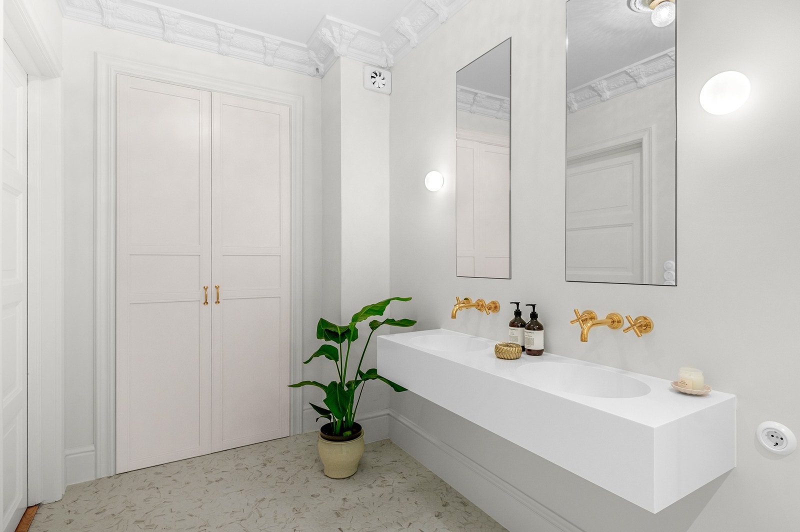Badet har dobbelservant i formstøpt corian og blandebatterier fra Pulcher Denmark. Galleribilde