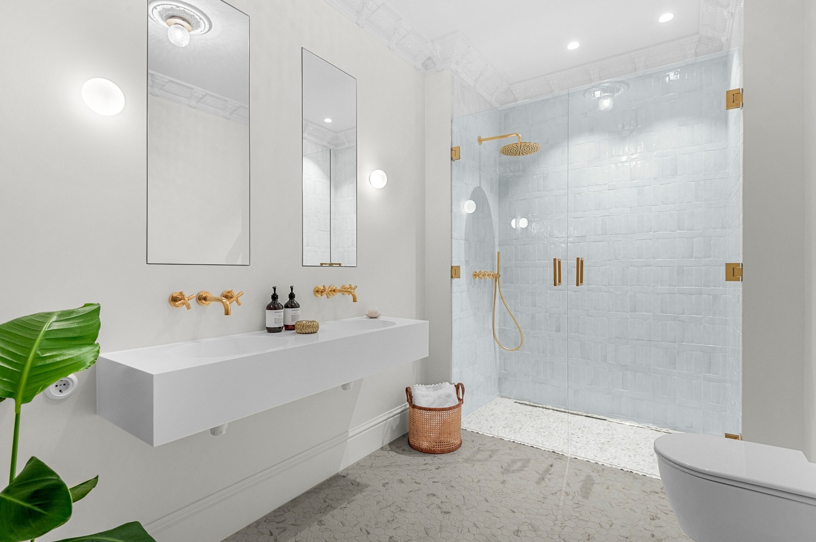 Badet er aldeles nydelig utført med detaljer av ypperste kvalitet. Flotte detaljer som skjulte rørføringer og hengslede speil med oppbevaring i nisje på baksiden. Galleribilde