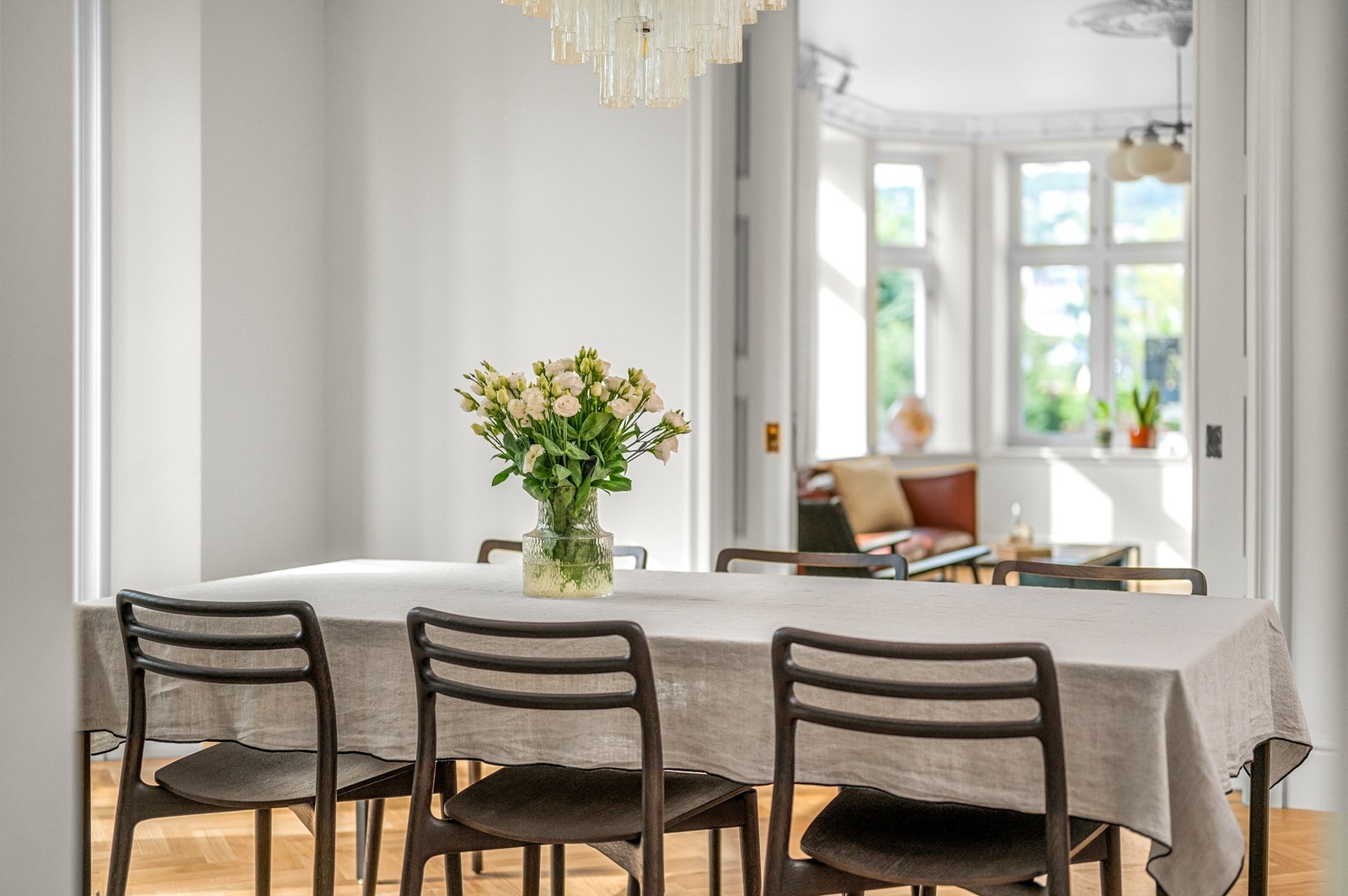 Spisestuen har en nydelig atmosfære med gjennomlys, takhøyde rikelig med plass. Galleribilde