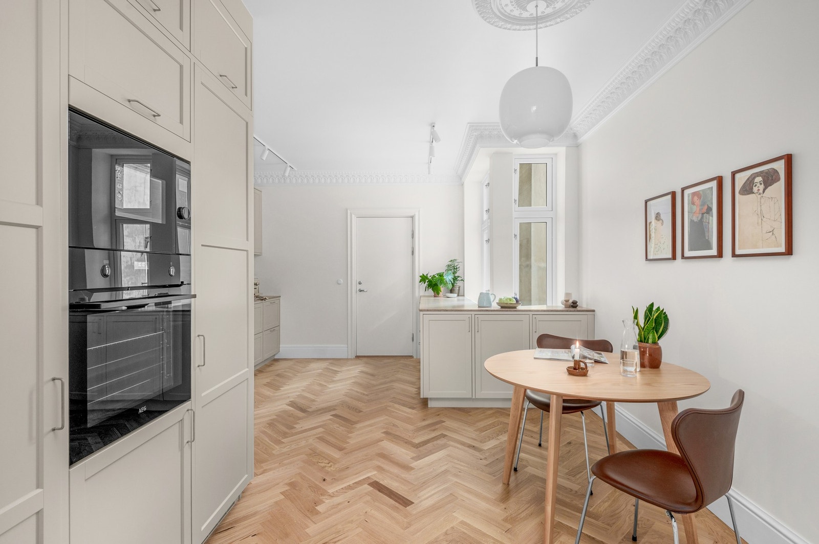 Kjøkken fra Drømmekjøkkenet med integrerte hvitevarer av høy kvalitet. Benkeplatene er i komposittstein. Separat skap for både kjøl og frys. God plass til et hyggelig spisemøblement. Galleribilde