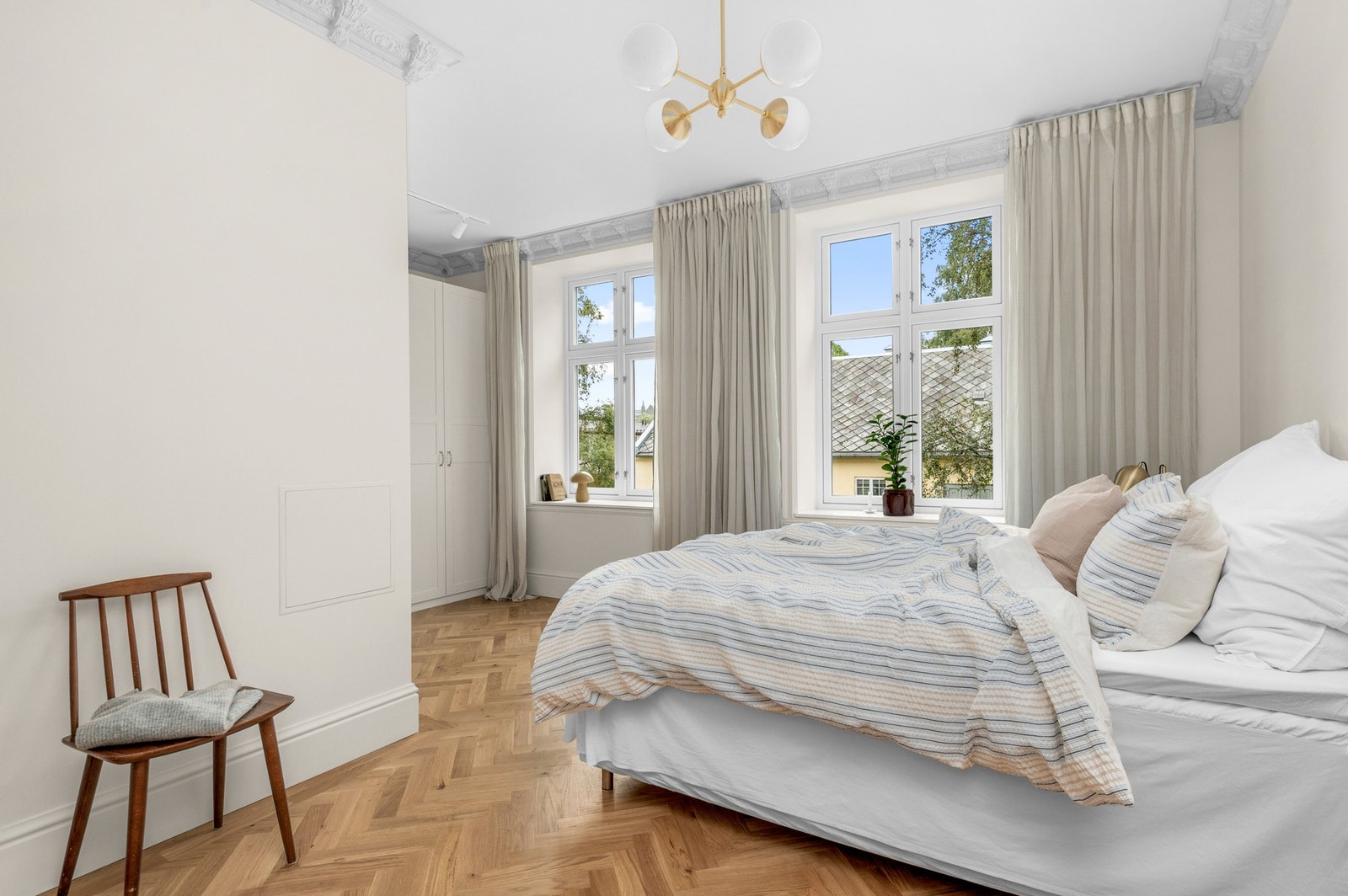 Master bedroom er stort og luftig, samt med gode garderobeløsninger. Galleribilde