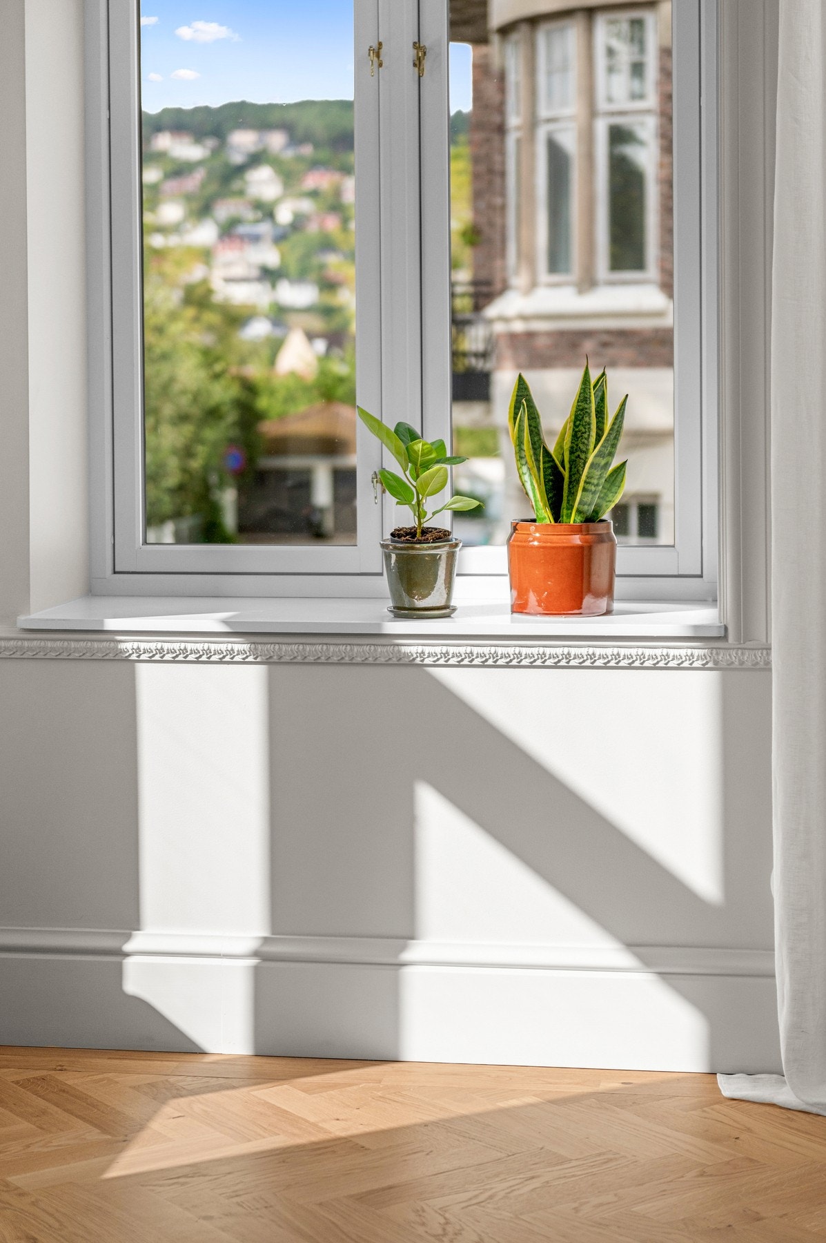Vinduskarmene er også pent innrammet i stukkatur. Galleribilde